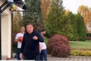 (VIDEO) TEŠKI CENTAR! Dodik demonstrirao košarkaško umeće