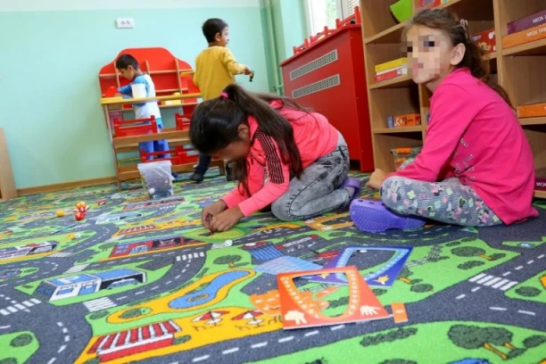 NEMA IGRANJA NAPOLJU? Stigla preporuka vrtićima i školama o dužini boravka dece na otvorenom