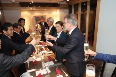 Prijateljske fotke iz Japana: Brnabić na večeri sa kolegom Abeom