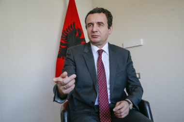 KURTIJU SE DRMA STOLICA, REŠETAJU GA SA SVIH STRANA! Albanski analitičar: Skandalozan sporazum o povlačenju policije!
