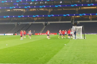 (FOTO/VIDEO) Crveno-beli "osetili" teren u Londonu, odrađen trening na stadionu Totenhema!