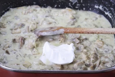 (VIDEO) Ručak koji se brzo priprema: Sočna piletina sa šampinjonima