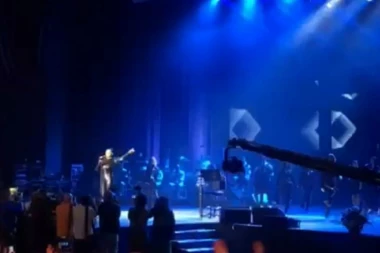 Mira Škorić napunila Sava centar: Pevačica se prisetila teških trenutaka, pa plakala na bini!