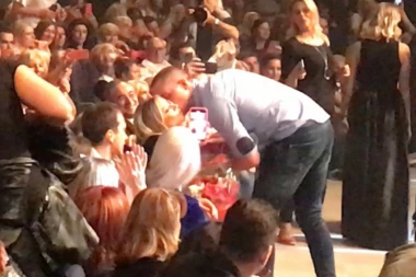 Sedela je pored Karleuše: Tokom koncerta Mire Škorić, samo za nju je stigla torta sa emotivnom posvetom!
