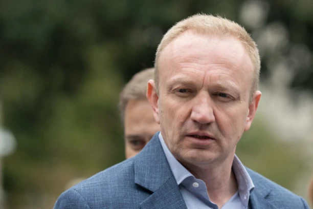 SNIMCI POKOJNE VERICE BARAĆ U KOJIMA GOVORI O MALVERZACIJAMA DRAGANA ĐILASA VOLŠEBNO NESTAJU SA INTERNETA! Evo i zašto!