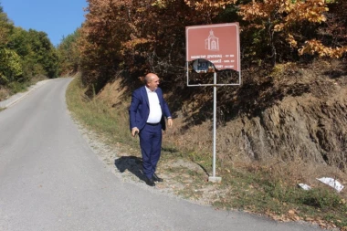 Šiptari frustriran narod bez istorije: Toliko im smetaju Srbi da su uništili putokaz za manastir