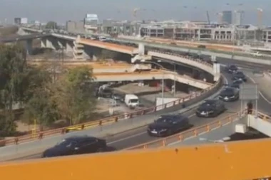 (VIDEO) Pogledajte nikad veću kolonu vozila: Delegacija koja ide na Dan BIA