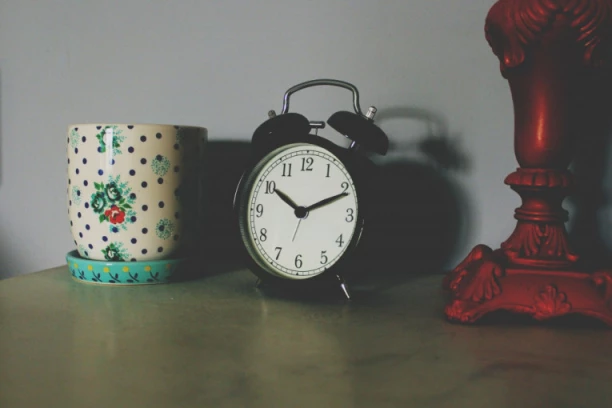 ZNATE LI ZAŠTO SU KAZALJKE NA SVIM REKLAMNIM SATOVIMA PODEŠENE NA 10 i 10!? Odgovor je tako jednostavan da ćete se ZAPREPASTITI!