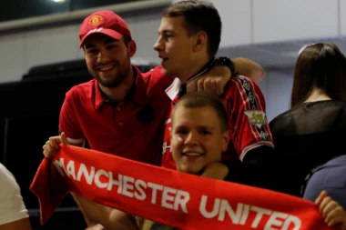 (VIDEO) Iako su u krizi, i dalje su veliki: Navijači dočekali Junajted u Beogradu, Solskjer oduševio!