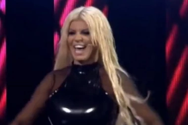 (FOTO) DOCRTALA NOGU PA JE SVI ISMEVALI: Dara Bubamara sada PREŠLA GRANICU u fotošopu!