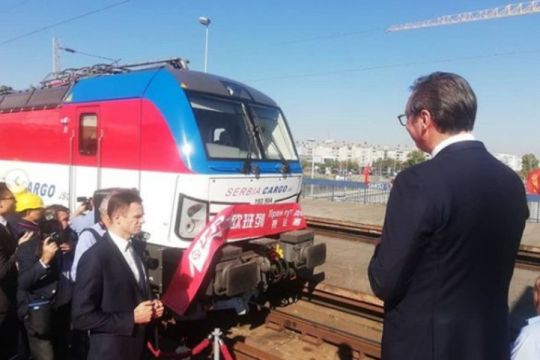 (FOTO) Vučić dočekao voz iz Kine: Na velika vrata vraćamo železnicu u Srbiju!