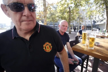 (VIDEO) Englezi okupirali ulice Beograda, evo kako se uz pivo spremaju za meč sa Partizanom!