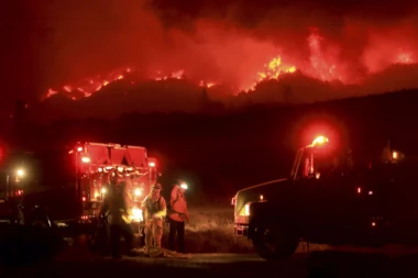(FOTO) PRIZORI SVE GORI OD GOREG: Naređena evakuacija, vatrogasci u klinču sa vatrenom stihijom