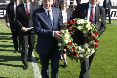 (FOTO/VIDEO) Komemoracija na stadionu Partizana: Sećanje na "Bezbijeve bebe"