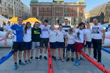 (FOTO) Zanimljiva utakmica na Trgu Republike: Mediji "udarili" na kadetkinje Srbije!