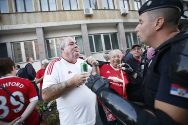 (FOTO/VIDEO) Usijana atmosfera i euforija: Navijači Junajteda krenuli na stadion Partizana!