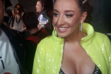 Bacila mnoge u dilemu: Luna pored grudi napumpala još nešto na sebi?!