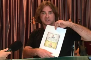 (VIDEO) Željko Mitrović otkrio šta stoji iza uvredljivih nalepnica sa njegovim likom