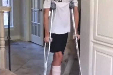 (VIDEO) Dečak je hodao na štakama, a ono što je njegov pas uradio govori o ogromnoj ljubavi