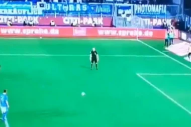 Najbizarniji penal u ISTORIJI fudbala!