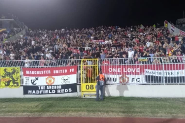 (VIDEO) Snimak skidanja zastave navijača Junajteda: Grobar se prošetao pored obezbeđenja i lagano se vratio na tribinu!
