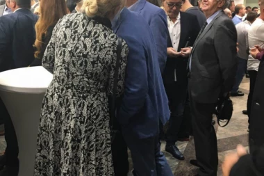 (FOTO) SVE OČI UPRTE U NJIH: Poznata pevačica rame uz rame sa srpskim političarem na slavi SNS!