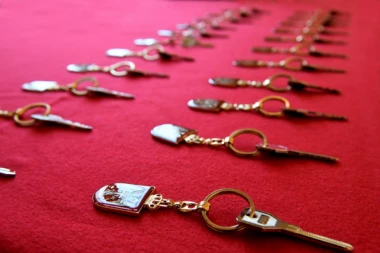 (FOTO) Vulin uručio ključeve 22 stana pripadnicima vojske