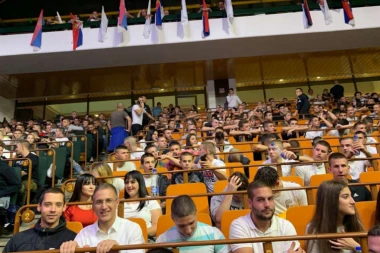 Domaćin ispoštovao sve goste! Stefanović kao normalan svet sa omladincima SNS