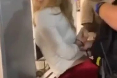 (VIDEO) Razuzdana plavuša se trljala o policajca dok ju je hapsio