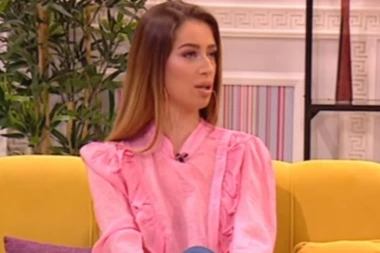 (ŠOK FOTO) NAPUCALA GRUDI, SREDILA NOS I UVEĆALA USNE: Ovako je Tea Tairović izgleda pre svih operacija!