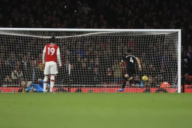 (VIDEO) Arsenalova najveća glavobolja je Luka Milivojević, Mančester sa pola snage protiv Pukija i ekipe!