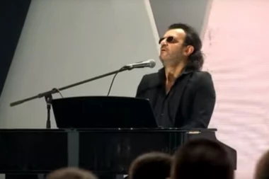 (VIDEO) Da se naježiš! Najemotivniji trenutak u Spensu, svi su USTALI i ZAPEVALI kao jedan !