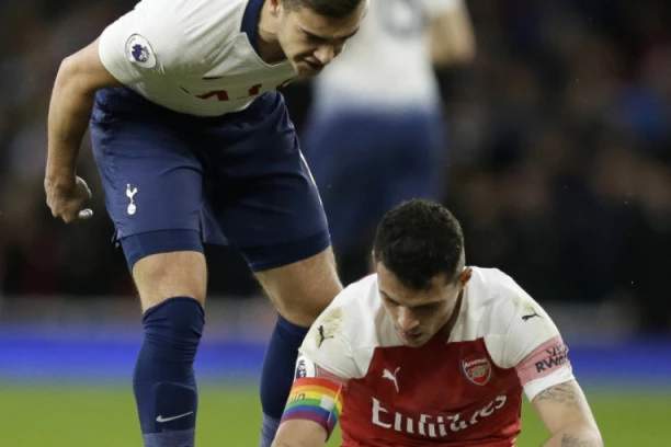 ŠIPTARSKOM PROVOKATORU SE SMEJE CEO SVET: Džaka napravio jednu od NAJURNEBESNIJIH grešaka u istoriji Premijer lige!