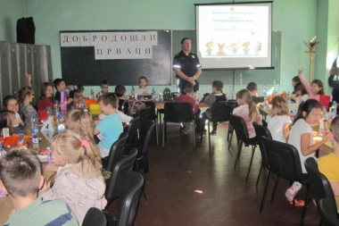 Dobra saradnja škola u Inđiji sa organima bezbednosti: Đaci u poseti policiji