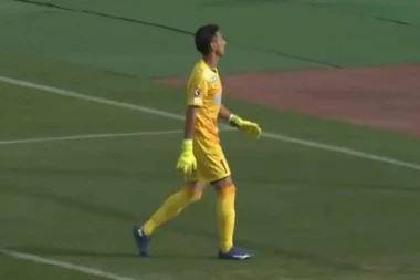 (VIDEO) Kakav amater: Za 90 sekundi primio dva gola sa pola terena!