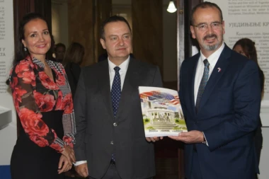 Dačić i ambasador Godfri svečano položili američku zastavu koja se zajedno sa srpskom vijorila na Beloj kući