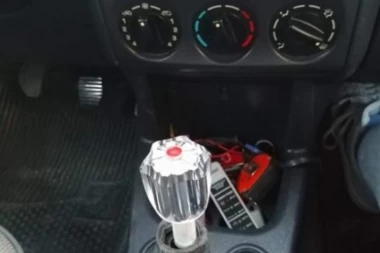 (FOTO) OSKAR ZA IDEJU: Dalmatinac došao na tehnički sa menjačem koji je oduševio sve