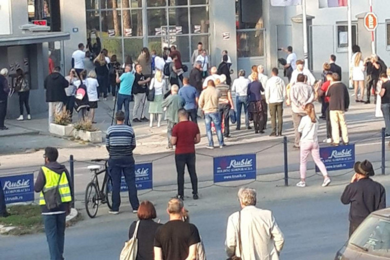 (FOTO) Osuli se: Opozicija planirala protest sa više hiljada ljudi ispred "Krušika", a došlo njih desetak