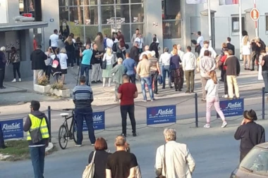 (FOTO) Osuli se: Opozicija planirala protest sa više hiljada ljudi ispred "Krušika", a došlo njih desetak