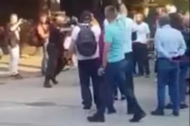 (VIDEO) Čiča u četničkoj uniformi rasturio bulumentu ispred "Krušika"