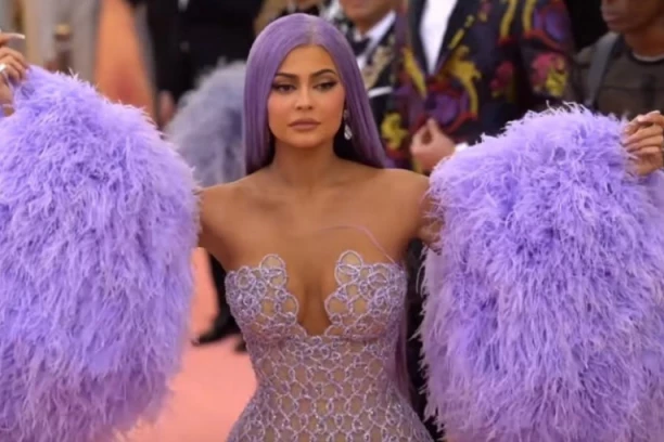 UDALA SE KAJLI DŽENER! Procurila fotografija koja je ŠOKIRALA javnost, obavila TAJNO VENČANJE! (FOTO)