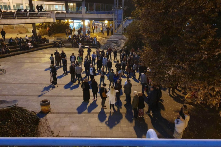 (FOTO) Pukla bruka: Opozicija ceo dan protestuje u Valjevu i sve ih je manje