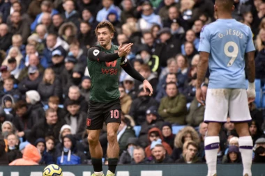 Zvezda Premijer lige vozila kola u papučama, pa izazvala nered na ulicama Birmingema!