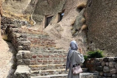 (VIDEO) U ovom selu ljudi još uvek žive u pećinama