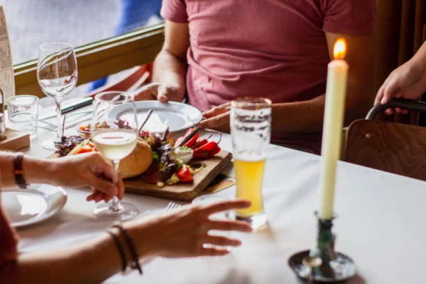 DOMAĆIN SLAVE ĆE BITI U PROBLEMU: Ako dođe inspekcija čega ga PAPRENA KAZNA! Okupljanje mogu da prijave i sami građani