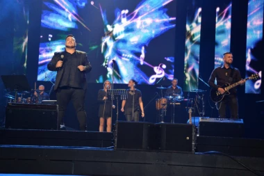 NOVI POČETAK: Spektakularan koncert Darka Lazića!