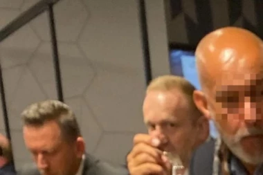 (FOTO) EKSKLUZIVNO! Troši, pa ne žali: Đilas uhvaćen u VIP loži na utakmici Totenhem-Crvena Zvezda!