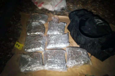 (FOTO) Pala dva dilera u Beogradu! U jednoj akciji pronađena marihuana, u drugoj brdo droge i oružje