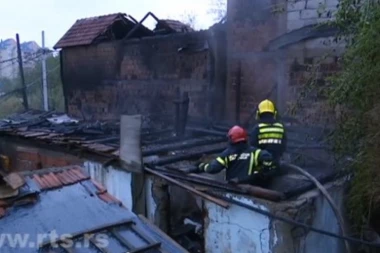 (FOTO) Užas na Čukarici! Tri kuće potpuno izgorele