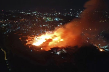 Zapalila se borova šuma: Vatrogasci se celu noć borili sa vatrenom buktinjom, građani lavorima branili domove